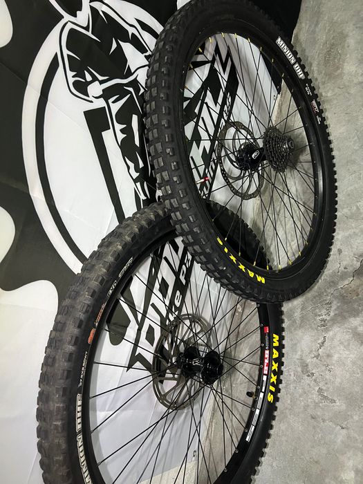 Rodas Downhill 27.5 completas