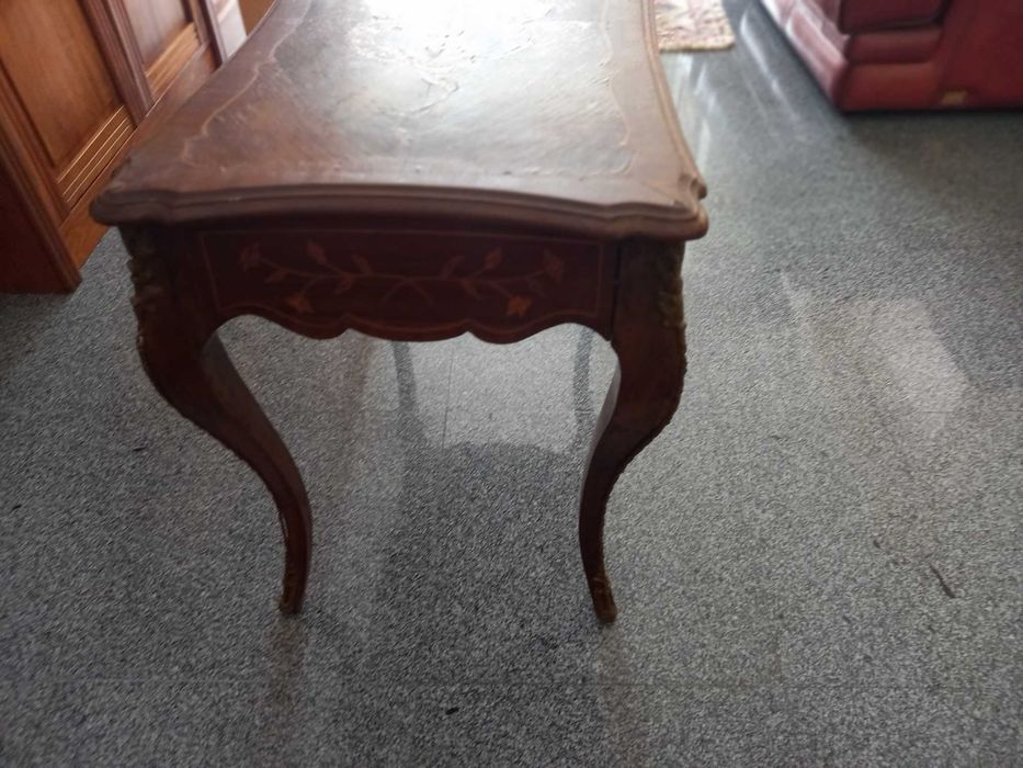 Mesa decorativa com embutidos