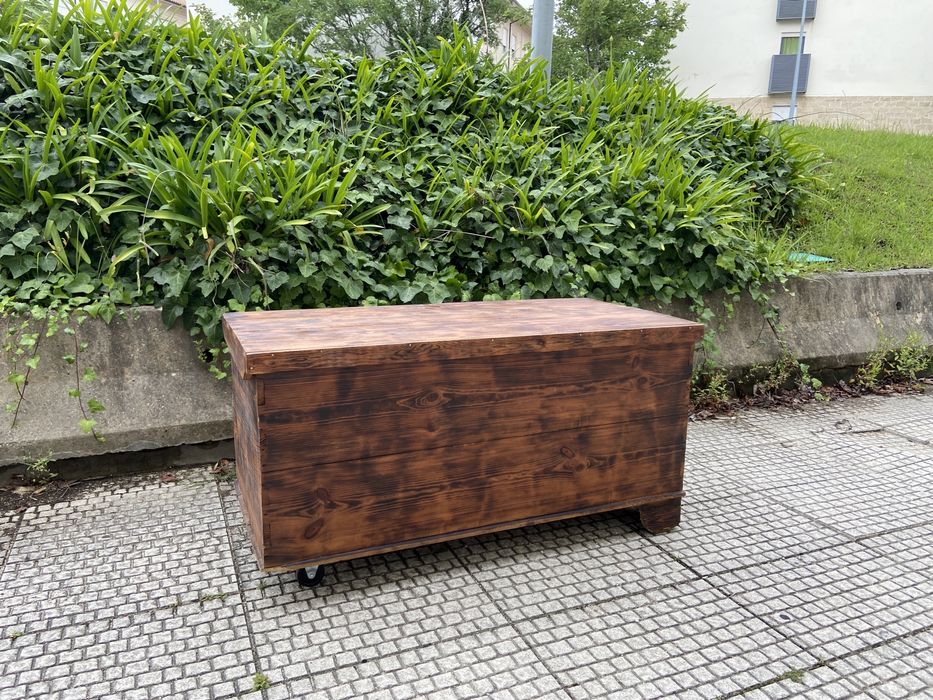 Arca de madeira com duas rodas