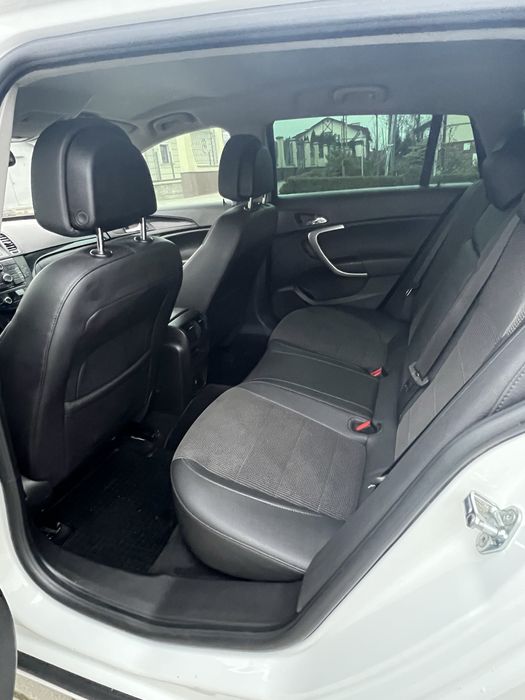 Продам опель інсігнія 2011 .