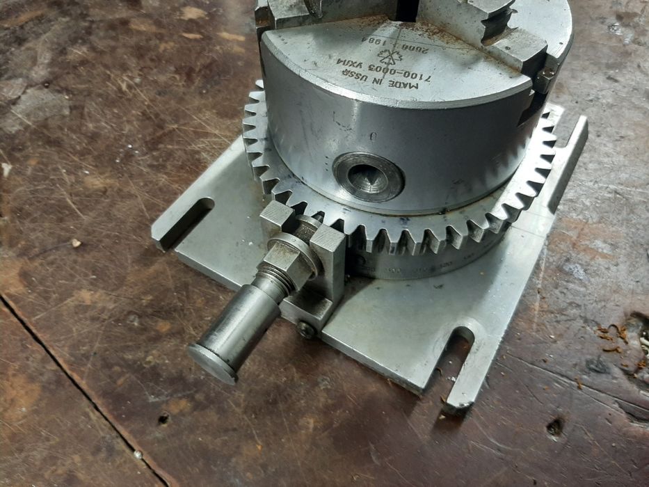 ділильна головка з трикулачковим патроном