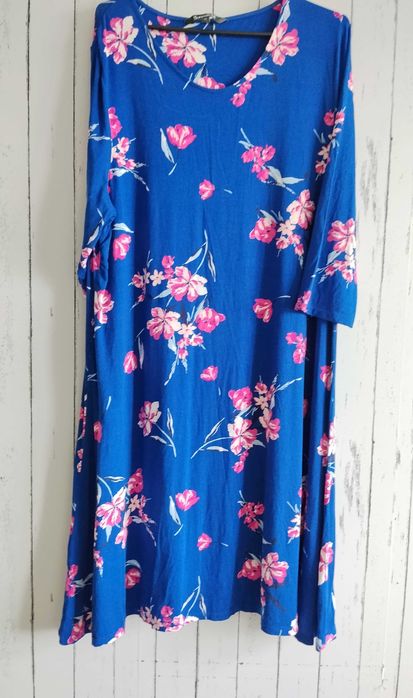 Niebieska sukienka w kwiaty Bonmarche 48 wiskoza swing plus size