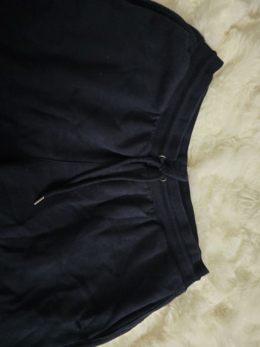 Várias peças de roupa como novas