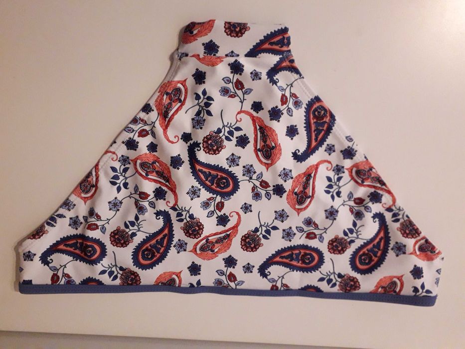 Biquini roxo e branco