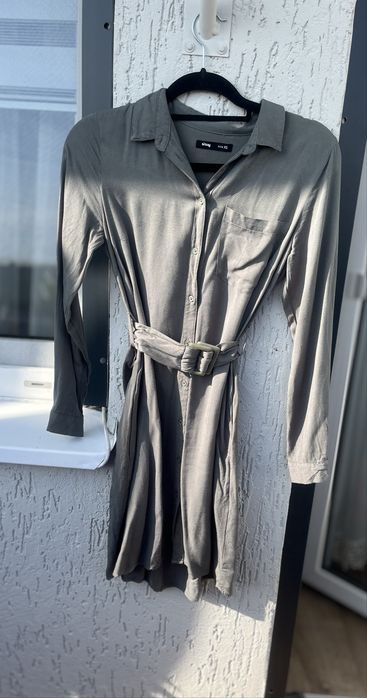 Elegancka szmijzerka sukienka z paskiem sinsay xs