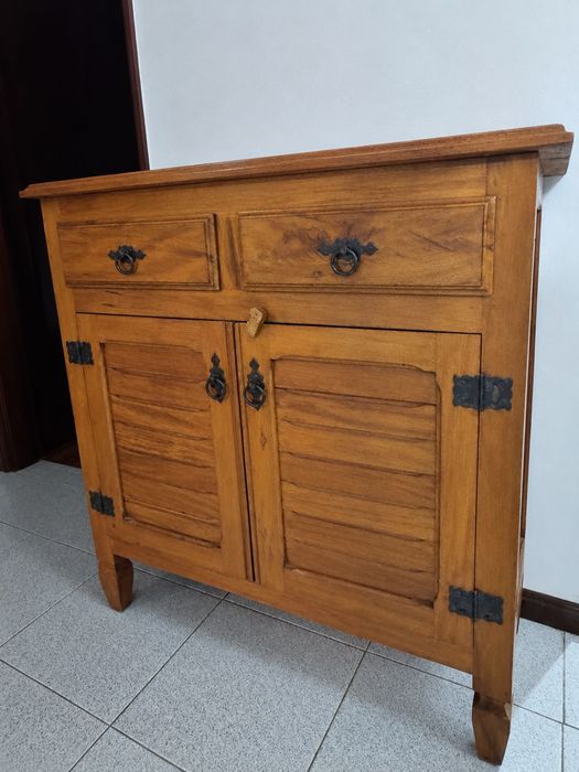 Armário baixo de madeira com prateleira