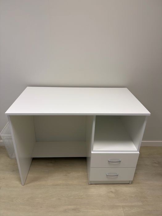 Cama mais roupeiro e secretaria