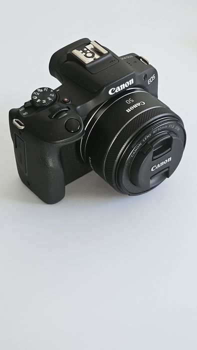 Canon EOS R100 com lente Canon RF 50mm
