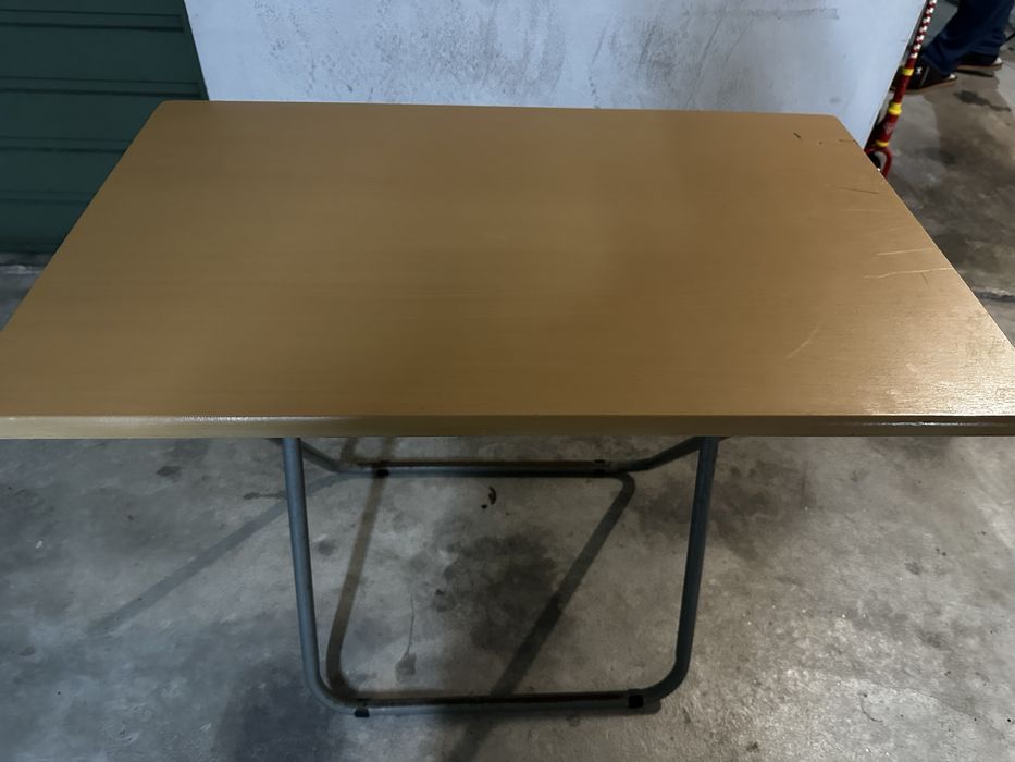 Mesa pequena de abrir e fechar