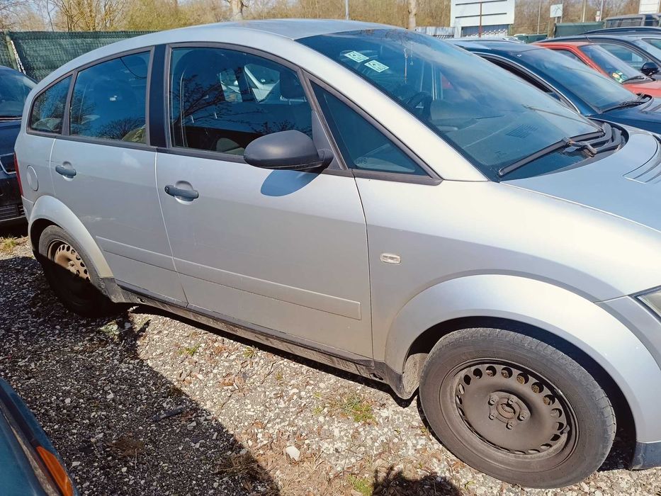 audi a2 2003r. srebrna bądź czarna 1.6 benzyna i druga 1.4 benzyna