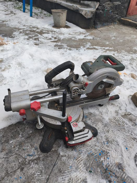 Продам  торцеву пилу Metabo