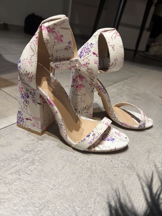 buty na koturnie