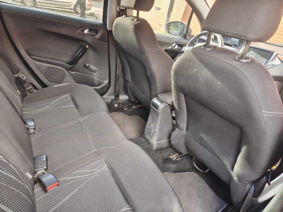 Carro Peugeot 208