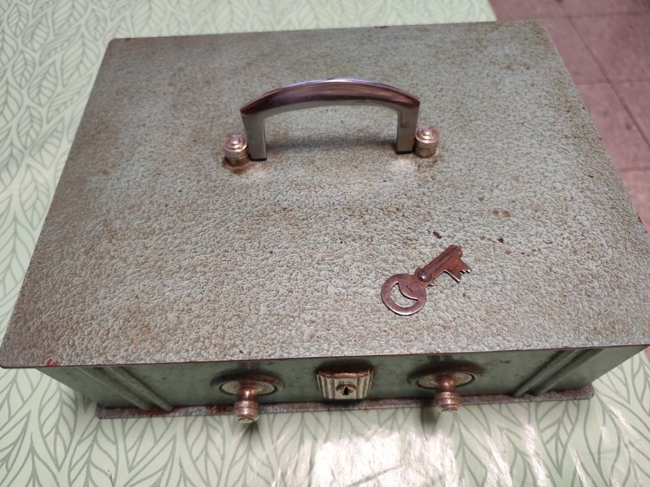 Cofre em ferro  com código