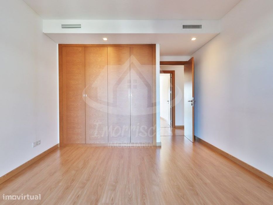 Apartamento T3 com box no Condomínio Blue Garden, em Sacavém