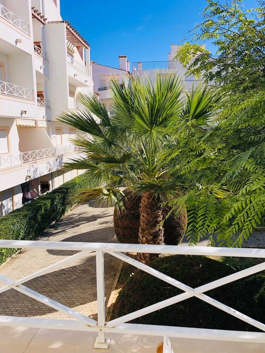 Apartamento muito bonito e acolhedor perto de uma praia de sonho! - com vista para o jardim e 2 varandas
