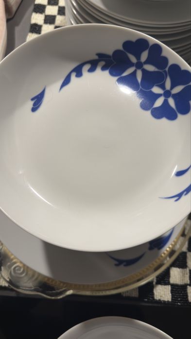 Conjunto de pratos e saladeira como novos