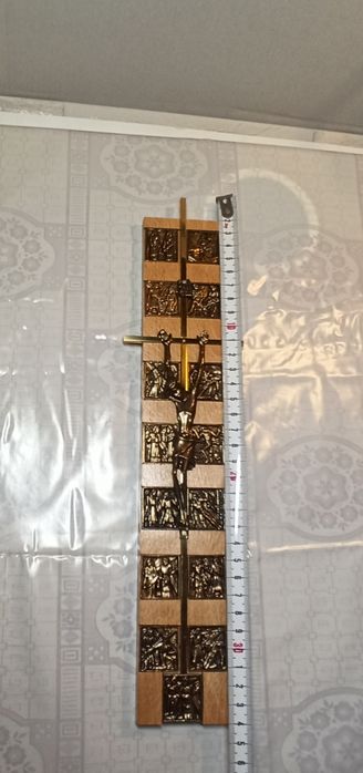 Krzyż wiszący ze stacjami drogi krzyżowej