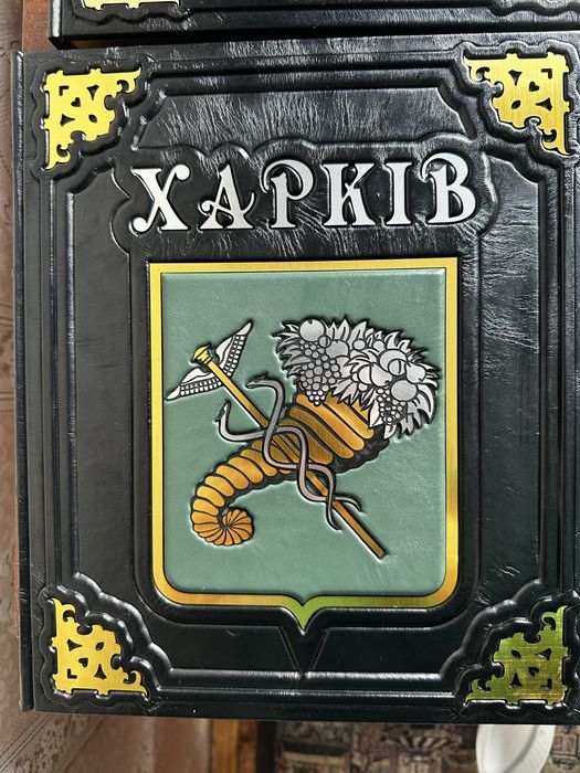 Шкіряні книги та щоденники ручної роботи