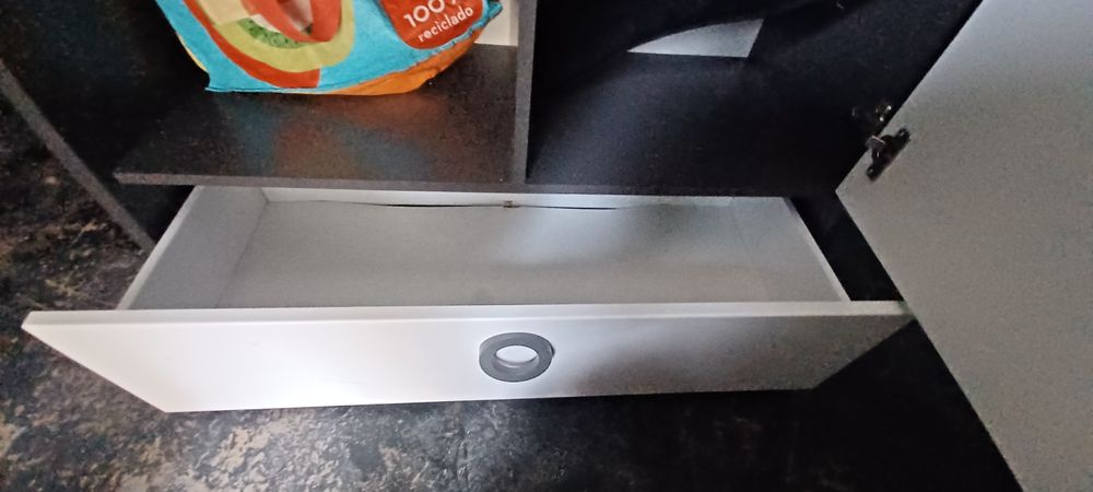 Cómoda branca com gavetas