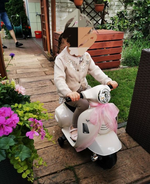 Samochód Audi i skuter Vespa na akumulator