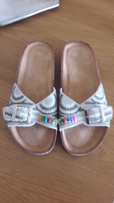 Chinelos novos com missangas