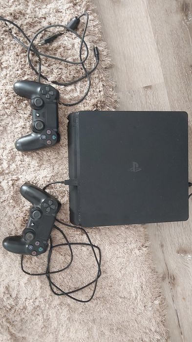 Playstation 4 com 2 comandos e 4 jogos