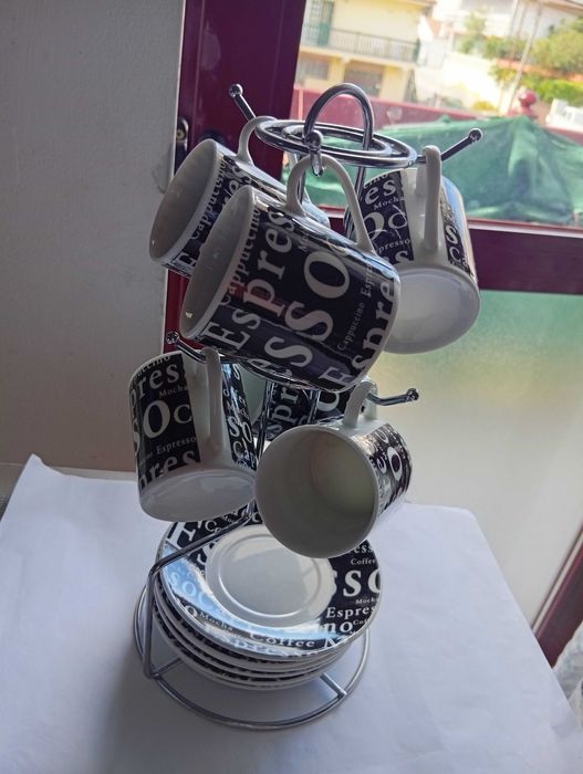 Belíssimo suporte com 6 chávenas e 6 pires