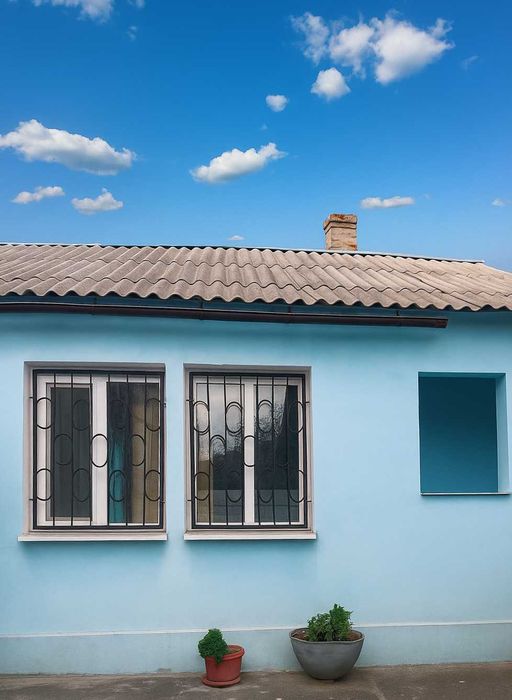 Будинок. Тролейбусна зупинка Геологічна. Загороджений двір. Центр 15хв