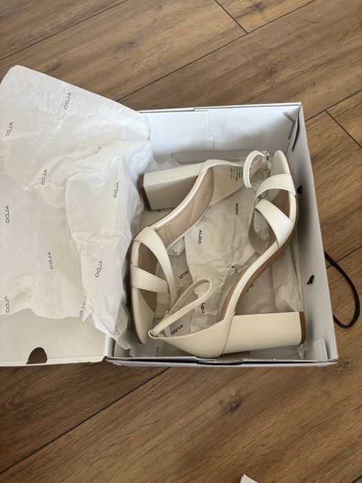 Sandálias Aldo Brancas