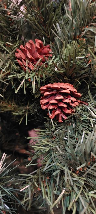 Árvore de Natal artificial muito grande (mais de 3 metros de altura)