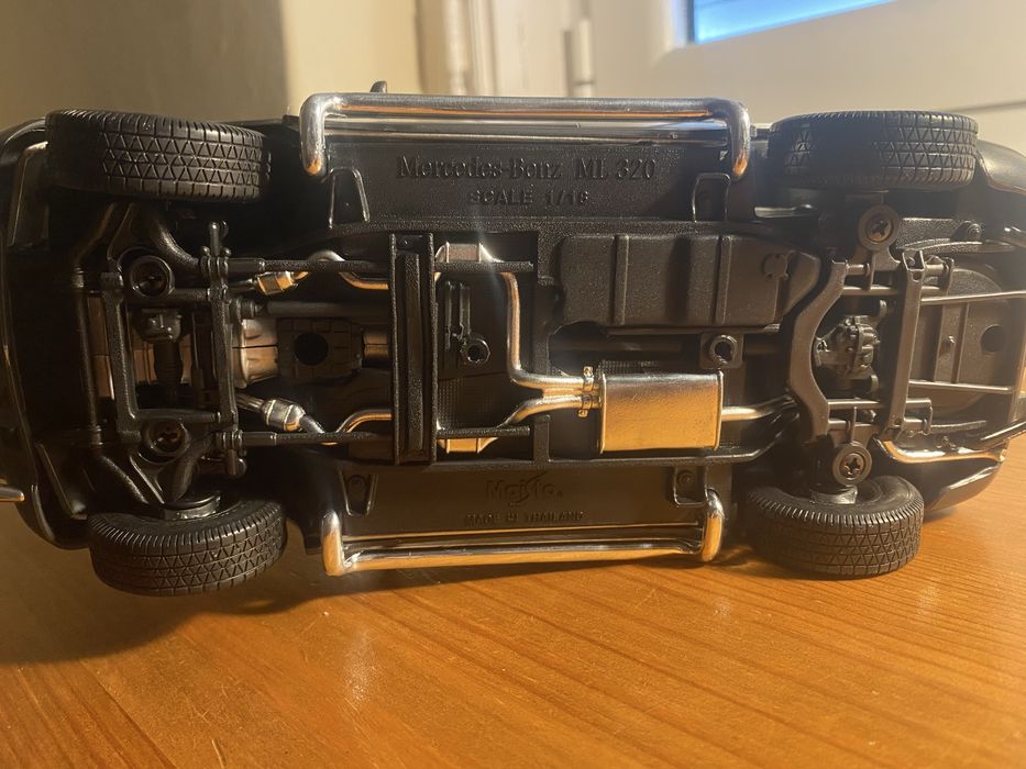 Carro miniatura Mercedes-Benz ML 320 - Maisto - Escala 1/18