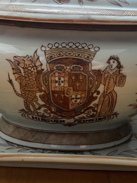 Terrina antiga em porcelana com brasão português