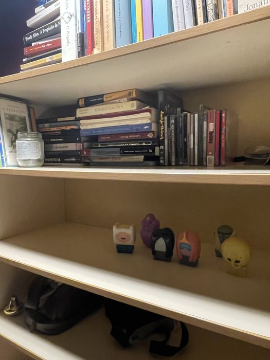 Estante branca de madeira