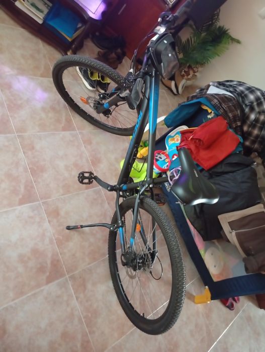 Bicicleta Rockrider travões de disco banco de gel e muito mais