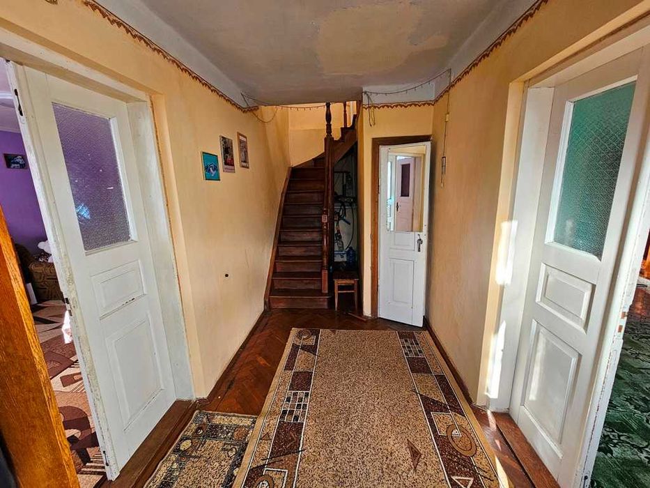 Продається добротний цегляний будинок з гаражем та літньою кухнею...