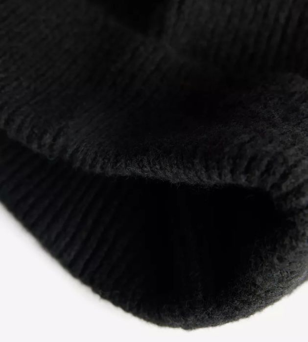 Bershka тепла шапка із суміші вовни чорного кольору