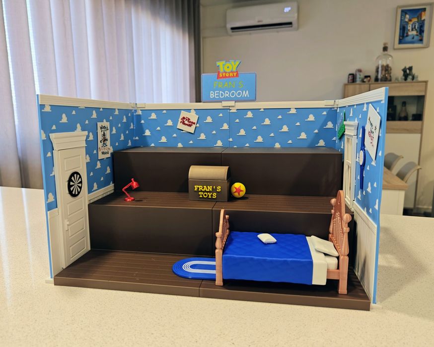 Expositor Diorama Toy Story 5 Andy's Bedroom personalizável