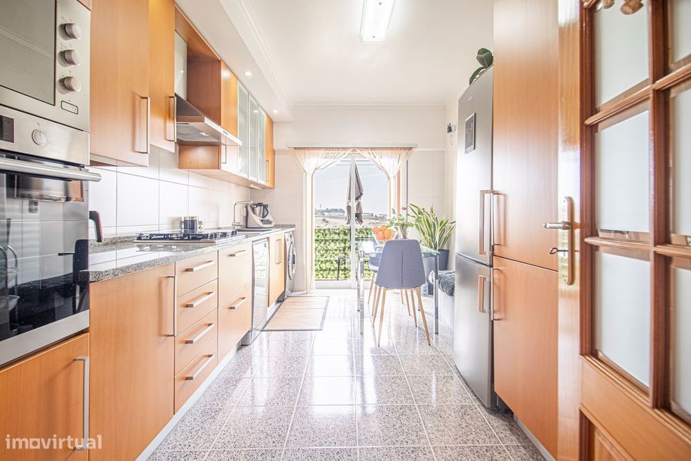 Apartamento T1+1 c/ Varandas, Marquise e lugar de estacionamento na An