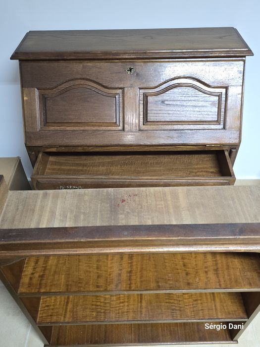 Móvel de madeira / Secretária para livros e para Estudo