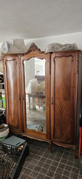 Roupeiro em madeira massiça