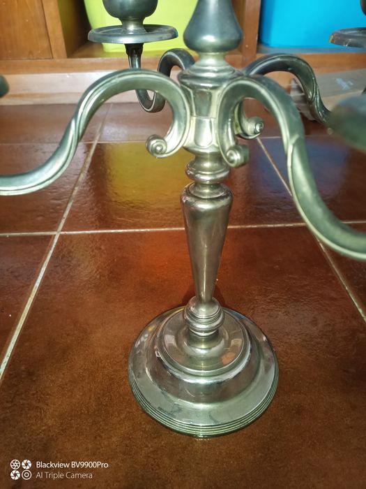Um par de castiçais de luxo com muita qualidade muito bem trabalhados