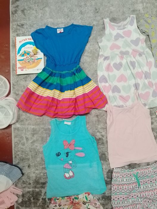 Подарую літній одяг для дівчинки