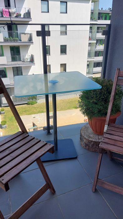 Szklany stolik z metalową nóżką