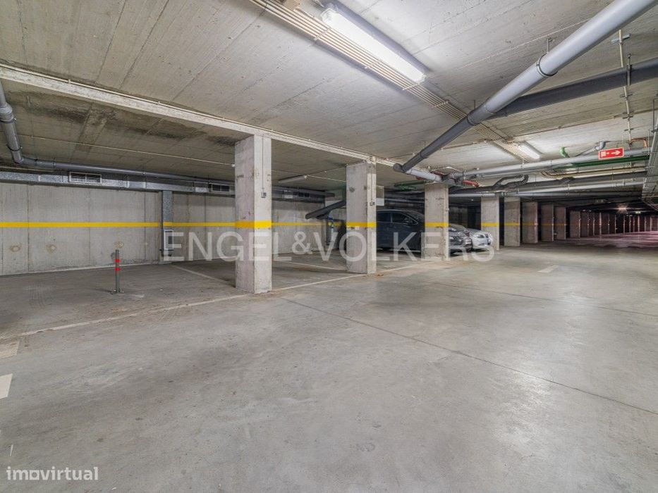 Espaçoso T2 com garagem e arrecadação