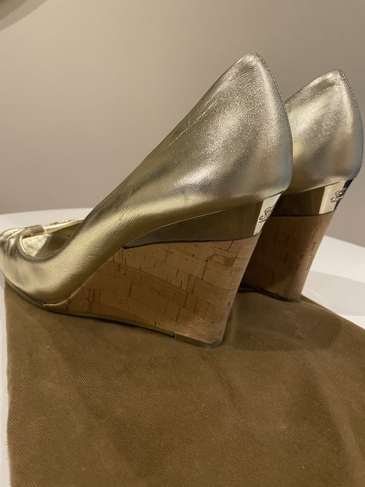 Sapato dourado Gucci