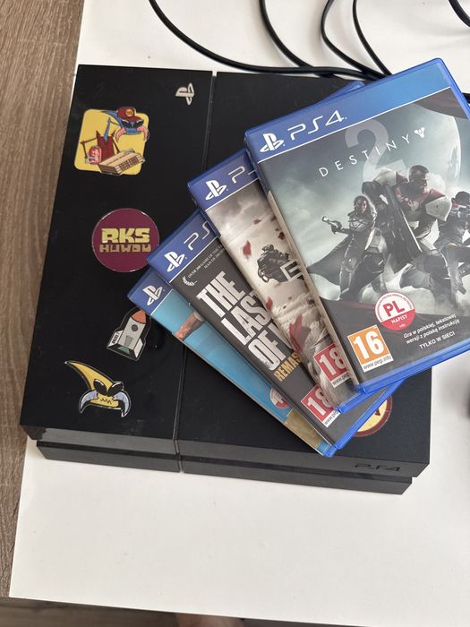 Konsola Ps4 z 2padami i 4 grami