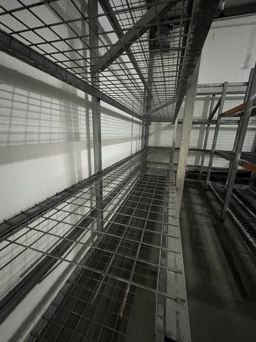 Prateleiras em ferro com malha zincada