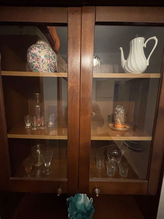 Louçeiro - Móvel antigo em madeira com portas de vidro – bom estado