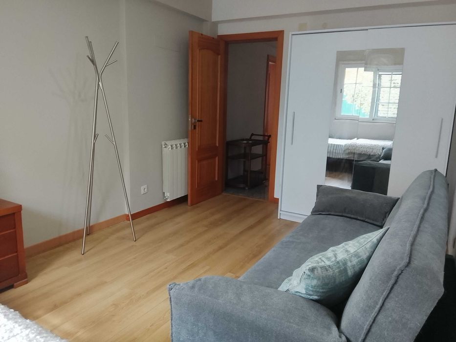 Quarto espaçoso em moradia.